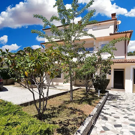 Emil 596 Apartmán Štinjan