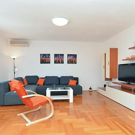 Emil 596 Apartment